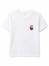Remera color off-white con cuello redondo y manga corta, de corte clásico. Cuenta con un diseño gráfico central que incluye un cuadrado rojo, la palabra "Cherry" en tipografía cursiva roja, un dibujo de cerezas atadas con un lazo celeste y la frase "Ma chérie" en la parte inferior.