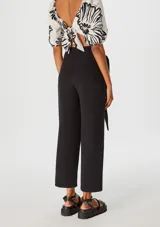 Pantalón color beige de corte recto, con cintura alta y lazo lateral.