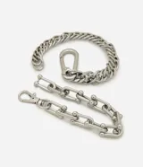 Kit de dos pulseras de metal plateado con diseño de inspiración industrial, compuesto por una cadena groumet robusta y una cadena de eslabones alargados.
