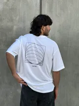 Remera blanca de algodón con corte oversize y estampado en la espalda con diseño geométrico en negro y la palabra 'OSTER' en la parte inferior.