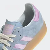 Championes Adidas Sambae celestes con detalles en lila y suela de goma color caramelo.