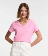 Remera básica de algodón en tejido flamé, color rosado, con mangas cortas y cuello en V.