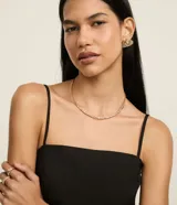 Blusa de twill color rojo, de corte peplum, con escote cuadrado y tirantes finos.