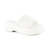 Sandalia casual blanca con plataforma y taco corrido.