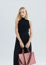 Musculosa rosa de tejido acanalado con cuello alto.