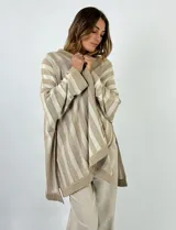 Saco abierto de tejido de punto con diseño a rayas verticales en tonos beige y crudo.