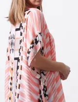 Kimono tejido con estampado de rayas azules y blancas, mangas amplias estilo japonés y terminación de ruedo con borlas azules.