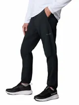 Pantalon de senderismo color negro, de corte recto y ajuste cómodo. Cuenta con bolsillos laterales y traseros con cierre, trabillas para cinturón y puños ajustables en la parte inferior.