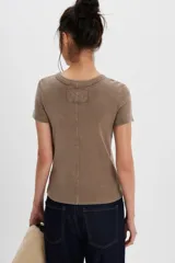 Remera de algodón acanalado color marrón topo, de calce entallado, con escote redondo, mangas cortas y efecto desgastado en las costuras.