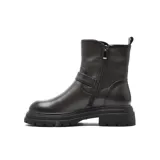 Bota de caña media confeccionada en cuero color marrón oscuro, con suela track de goma negra, detalle de tira con hebilla metálica en el tobillo y cierre lateral.