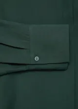 Camisa de lyocell verde oscuro, con cuello camisero, manga larga y diseño recto.