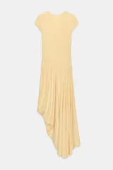 Vestido largo color amarillo pastel, confeccionado con mezcla de viscosa, con cuello redondo, manga corta y bajo asimétrico fruncido con volumen.