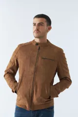 Campera marrón de gamuza para hombre, con cuello mao, cierre frontal con cremallera, bolsillos laterales con cierre y puños con botón.