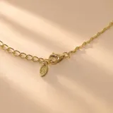 Collar de plata con baño de oro, con cadena de eslabones y dije colgante de dos corazones entrelazados.