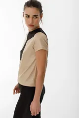 Remera de punto color beige con recortes curvos en amarillo.