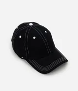 Gorra de sarga de algodón color negro con costuras decorativas en hilo blanco contrastante. Presenta visera curva, ojales bordados y ajuste posterior mediante hebilla metálica.