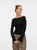 Top de punto acanalado color negro, con cuello bote y mangas largas de corte recto. Confeccionado en una mezcla de viscosa y poliéster, presenta una textura suave y ligera.