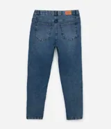Pantalón de jean corte skinny con cintura media, cierre frontal con botón y cremallera, bolsillos funcionales y detalle de pequeña abertura en el ruedo interno.
