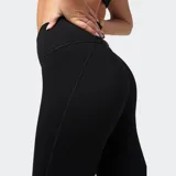 Calza deportiva de tiro alto con diseño compresivo, confeccionada en tejido Powerhold con pretina reforzada para mayor soporte y ajuste al cuerpo.