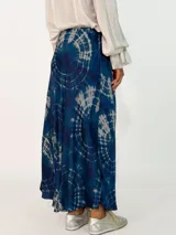 Pollera midi de corte evasé con estampado tie-dye en tonos azul y blanco. Confeccionada en tejido fluido.