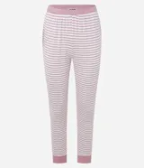 Conjunto de pijama largo de punto, compuesto por una blusa de manga larga con botones decorativos y un pantalón con cintura elástica y puños ajustados.