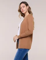 Cardigan de punto acanalado color verde, con bolsillos simulados y ribetes en contraste blanco en la apertura frontal, puños y bolsillos, de manga larga y diseño abierto.