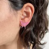 Par de aros tipo botón con forma de mariposa plateada con detalles en negro.