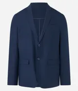 Saco de traje de lino y viscosa color beige, con solapa de muesca, cierre frontal de dos botones, bolsillos con solapa y medio forro interior.
