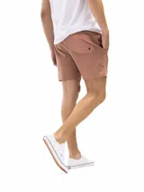 Short de baño color ladrillo con bolsillo trasero y cordón ajustable.