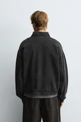 Sudadera de corte boxy fit con cuello subido y cierre frontal de cremallera. Presenta mangas largas, acabado efecto lavado y puños y ruedo en rib.