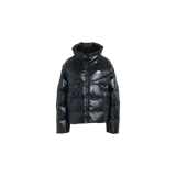 Campera puffer Nike Sportswear Therma-Fit para mujer, de color negro con acabado brillante, diseño acolchado, cuello alto y cierre frontal con cremallera. Cuenta con el logo de la marca bordado en blanco en el pecho.