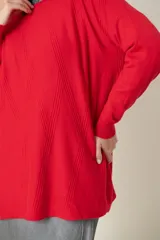 Buzo verde oliva de punto fino con detalle de líneas diagonales en el mismo material y cuello camisero blanco.