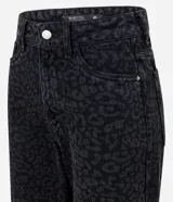 Pantalón de jean con corte recto y largo cropped, de cintura alta. Presenta un diseño estampado con motivo animal print en tonos oscuros, cierre frontal con botón y bolsillos funcionales.