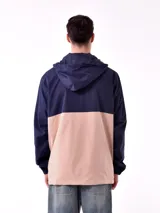 Campera con capucha, color azul y negro, con cierre frontal y bolsillos laterales.