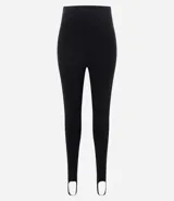 Legging de tiro alto confeccionado en punto roma, con diseño ajustado al cuerpo y detalle de estribo en los tobillos.