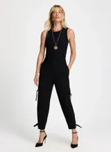 Body negro de punto acanalado con corte ajustado, cuello redondo, tirantes anchos, espalda transparente de micro tul, cierre inferior y pespuntes.