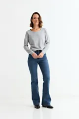 Sweater de punto fino en color gris con acabado metalizado, de corte recto, cuello redondo y manga larga.