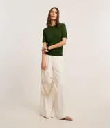 Blusa básica de punto Cortelle, color verde oscuro, con cuello redondo y manga corta.