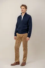Campera tipo sweater de punto con cierre frontal completo, cuello alto y bolsillos laterales. Confeccionada en mezcla de lana y viscosa, con puños y ruedo acanalados.