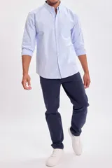 Pantalón estilo chino en color azul marino, confeccionado con tejido que incluye elastano para mayor comodidad y libertad de movimiento. Presenta un corte clásico y ajuste cómodo.