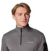 Polar gris de manga larga con cuello alto y cierre de 1/4. Presenta un bolsillo negro con cierre en la manga izquierda y detalles reflectantes en el pecho. Con tecnología Omni-Shade™ UPF 40 y Omni-Wick™.