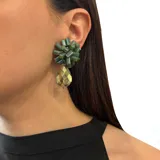 Aros colgantes con forma de flor hechos con cristales verdes y gota colgante facetada color dorado.