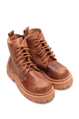 Borcego acordonado color marrón de cuero con plataforma y suela track.