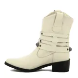 Bota de media caña color blanco con taco bajo y punta fina. Presenta tres tiras horizontales con hebillas y apliques metálicos.