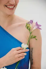 Vestido largo de fiesta con estampado abstracto en tonos azules, fucsia y violetas. Diseño de un solo hombro y falda con suave transparencia.