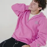 Canguro color marrón con capucha, cierre frontal parcial, bolsillo canguro y cordón ajustable en el dobladillo. Tiene un estampado blanco en el pecho con el texto "PULAU DESIGN DEPT." y un parche amarillo en la manga izquierda.