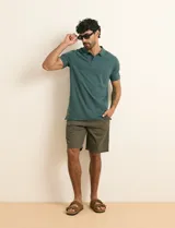 Bermuda de gabardina color verde militar, con bolsillos laterales y traseros, de corte recto y clásico.