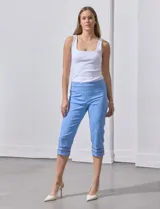 Pantalón capri blanco de gabardina elastizada, marca Ruby Rd. Tiene pretina ancha elastizada, bolsillos simulados en la parte delantera y detalle de puntilla en el ruedo.
