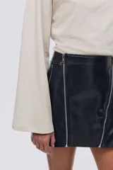 Top de algodón con escote bote, diseño de hombros caídos y mangas largas holgadas.