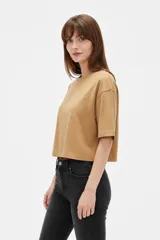 Remera negra de algodón de corte ancho y corto, con mangas cortas y cuello redondo a la base.